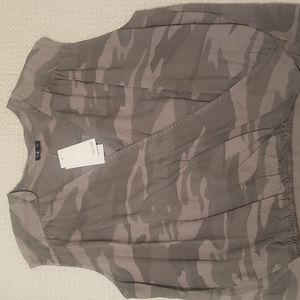 NWT Splendid sleeveless Camo top size Large